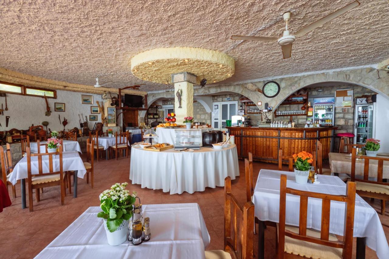 Hotel Savojo Petrovac ภายนอก รูปภาพ