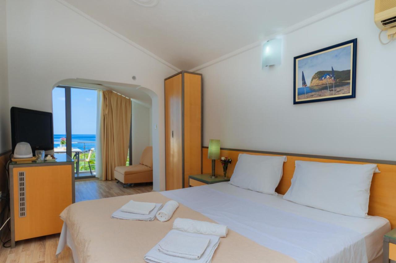 Hotel Savojo Petrovac ภายนอก รูปภาพ