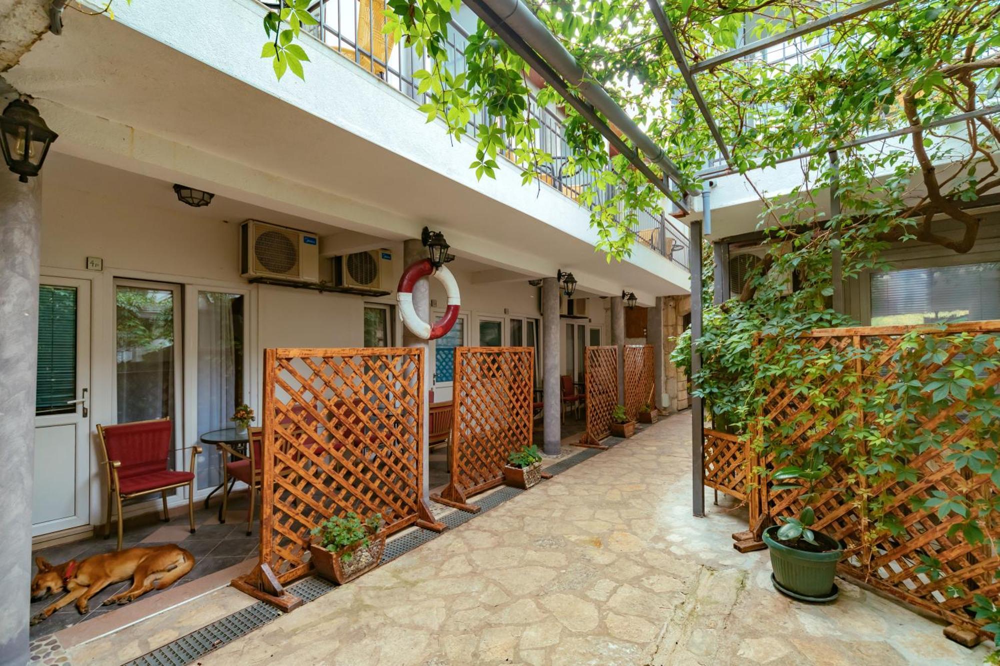Hotel Savojo Petrovac ภายนอก รูปภาพ